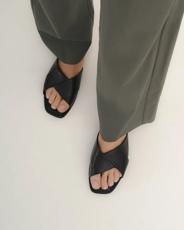 Women Cyra flat sandals black leather FLAT SANDALS jomercer